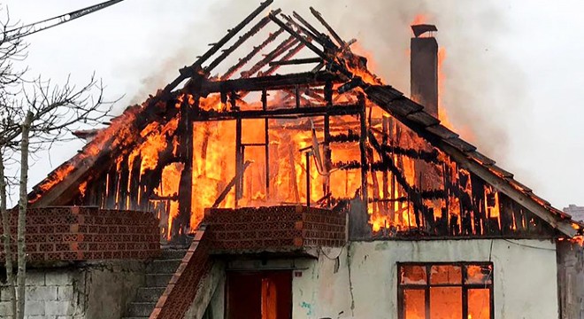 Yaşlı çiftin yaşadığı ev yandı