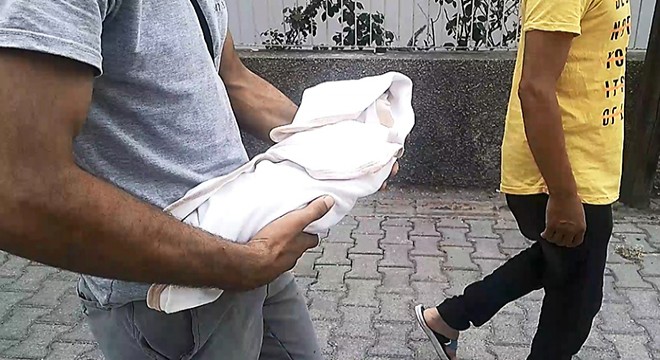 Yataktan düşüp ölen bir aylık kızını kucağında taşıdı