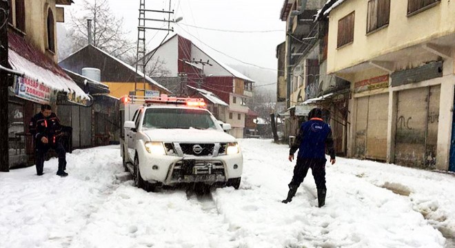 Yayla yolunda kar nedeniyle mahsur kalan araçlar kurtarıldı