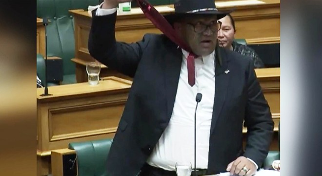 Yeni Zelanda parlamentosunda ‘kravat krizi