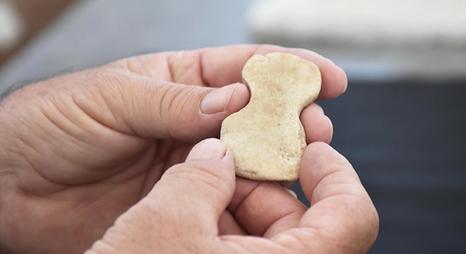 Yeşilova Höyüğü nde 5 bin yıllık mermer idol bulundu