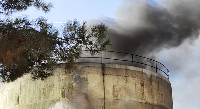 Yıkımı yapılan fabrikanın silolarında yangın çıktı