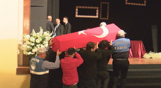Yıldız Kenter in cenazesi Kenter Tiyatrosu na getirildi