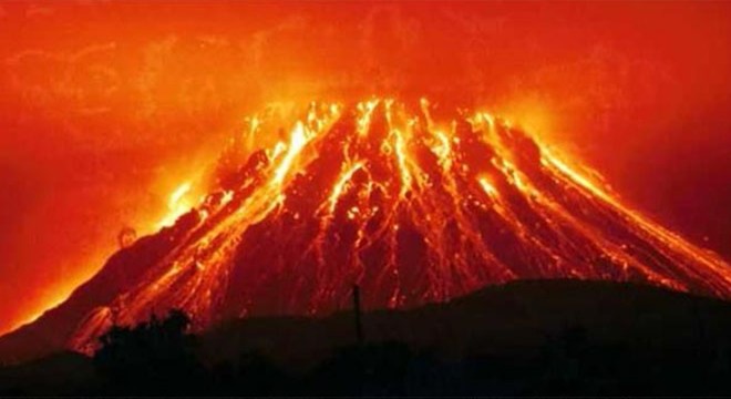 Yine Endonezya... Bu kez yanardağ patladı...