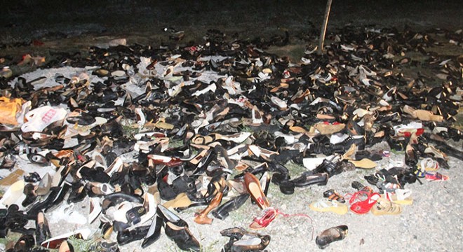 Yol kenarına saçılmış yüzlerce ayakkabı bulundu