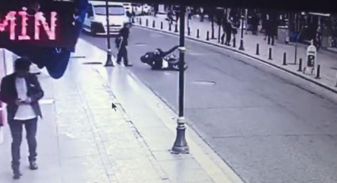 Yola çıkan kişi motosikletlinin kaza yapmasına neden oldu