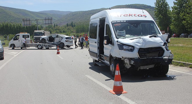 Yolcu minibüsü ile otomobil çarpıştı: 13 yaralı