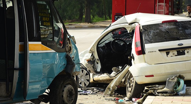 Yolcu minibüsü otomobile çarptı: 1 ölü, 11 yaralı