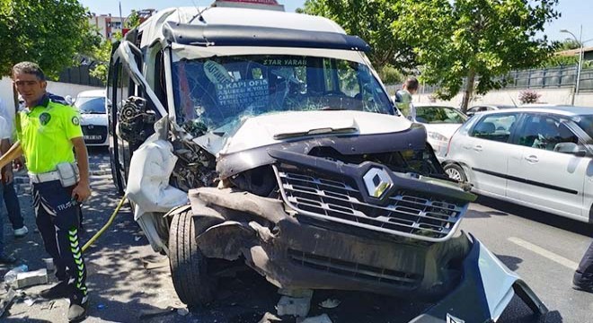Yolcu minibüsü traktöre çarptı: 16 yaralı