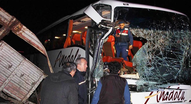 Yolcu otobüsü TIR a arkadan çarptı: 20 yaralı