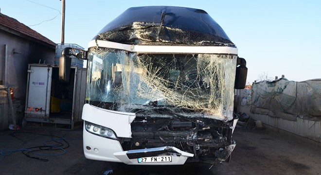 Yolcu otobüsü, TIR a çarptı: 4 yaralı
