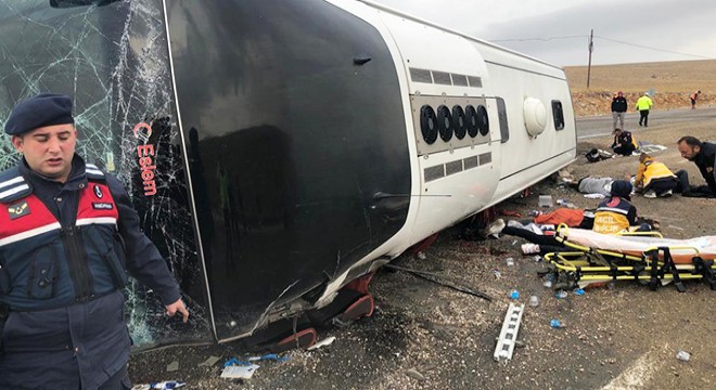 Yolcu otobüsü devrildi: 2 ölü, 30 yaralı