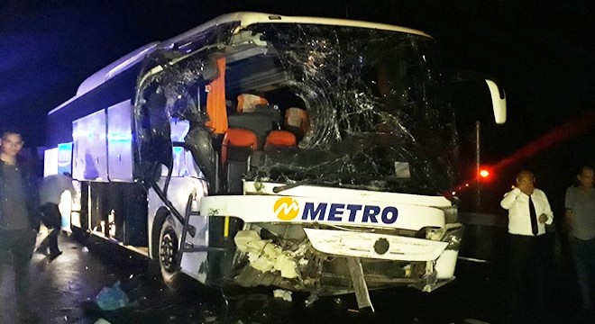 Yolcu otobüsü, devrilen TIR’a çarptı
