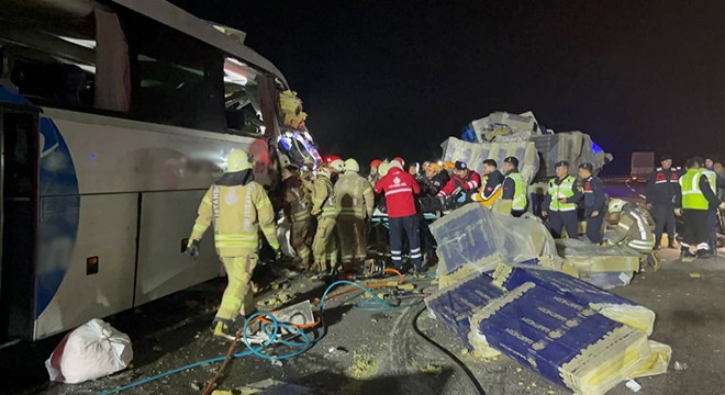 Yolcu otobüsü ile TIR çarpıştı: 1 ölü 31 yaralı