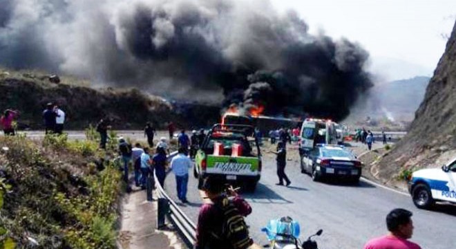 Yolcu otobüsü ile TIR çarpıştı: 21 ölü, 30 yaralı