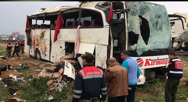 Yolcu otobüsü kaza yaptı; 4 ölü, 34 yaralı