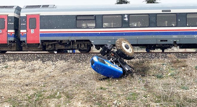Yolcu treni traktöre çarptı: 1 yaralı