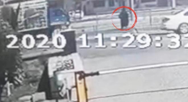 Yolun karşısına geçen kadına kamyon çarptı