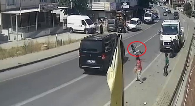 Yolun karşısına geçmeye çalışan çocuğa minibüsün çarptı