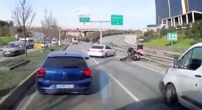 Yolun karşısına geçmeye çalışan yayaya motosiklet çarptı