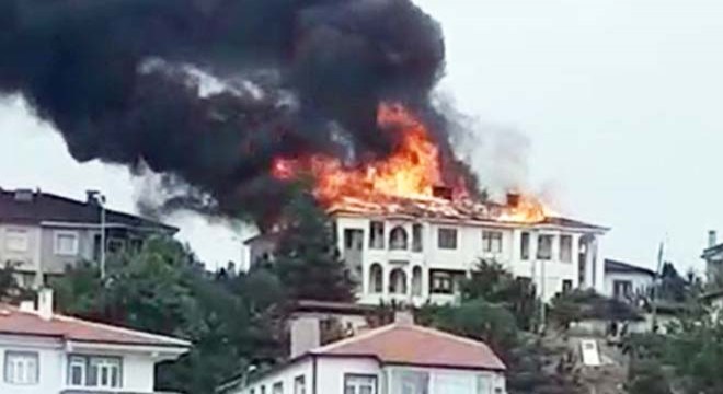 Yozgat ta 2 evin çatısı yandı