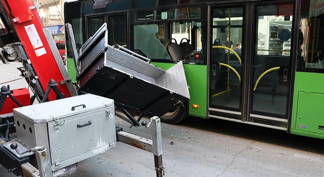 Yük asansörünün sepeti, belediye otobüsüne çarptı: 1 yaralı