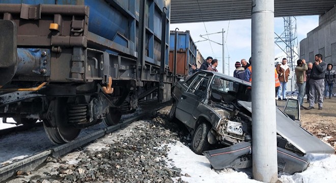 Yük treni otomobile çarptı: 2 ağır yaralı