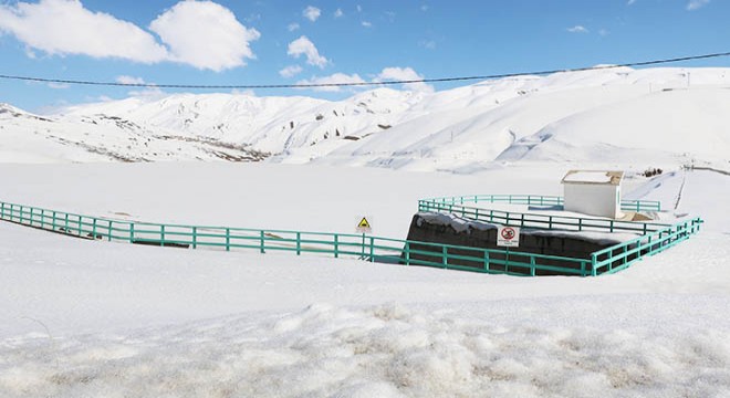 Yüksekova daki baraj gölünün yüzeyi tamamen buz tuttu