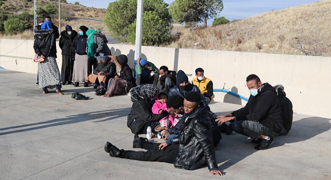 Yunan askerlerinin Türk karasularına ittiği 20 kaçak göçmen kurtarıldı