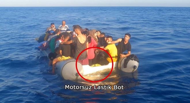 Yunan unsurlarının geri ittiği bottaki 63 göçmen kurtarıldı
