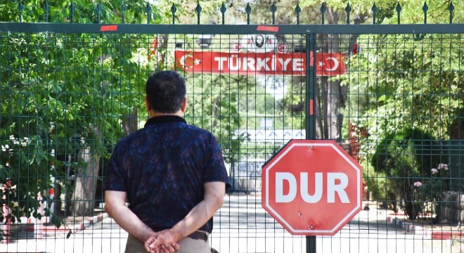 Yunanistan 1 Temmuz da açılacağını duyurduğu sınır kapıları açmadı