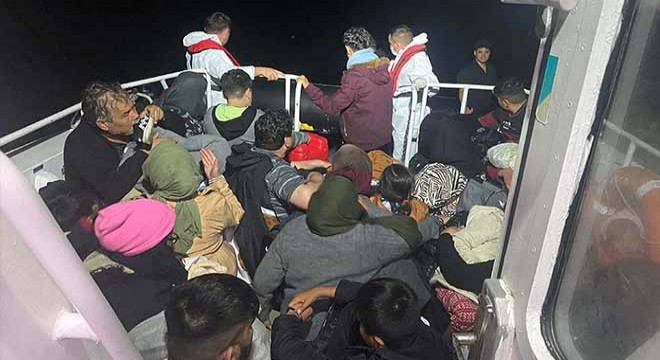 Yunanistan ın geri ittiği lastik bottaki 40 göçmen kurtarıldı