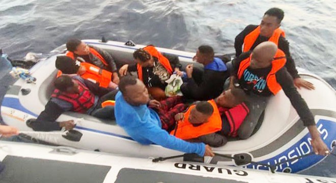 Yunanistan ın ittiği 14 kaçak göçmen kurtarıldı