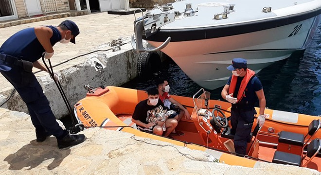 Yunanistan ın ölüme ittiği 2 kaçak göçmen kurtarıldı