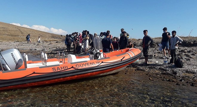 Yunanistan ın ölüme terk ettiği 25 kaçak göçmen kurtarıldı