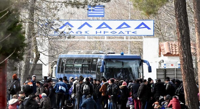 Yunanistan, sınırını otobüsle kapattı