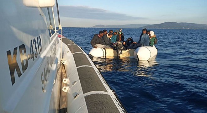 Yunanistan unsurlarınca geri itilen 17 düzensiz göçmeni, kurtarıldı