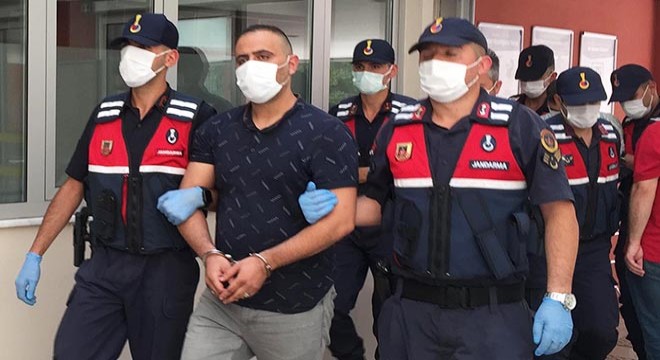 Yurt dışına kaçmaya çalışırken yakalanan 4 eski polis, adliyeye sevk edildi