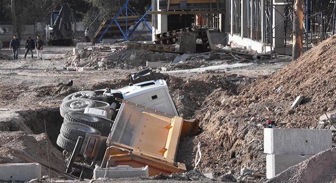 Yurt inşaatında zemin çöktü, kamyon devrildi: 1 yaralı