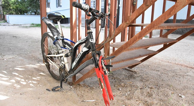 Yurt önünden bisiklet lastiği hırsızlığı kamerada