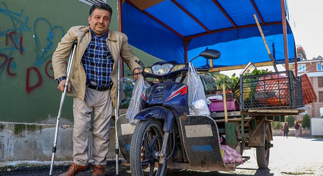 Yürüme engelli  şekerci amca , motosikletiyle sebze meyve satıyor