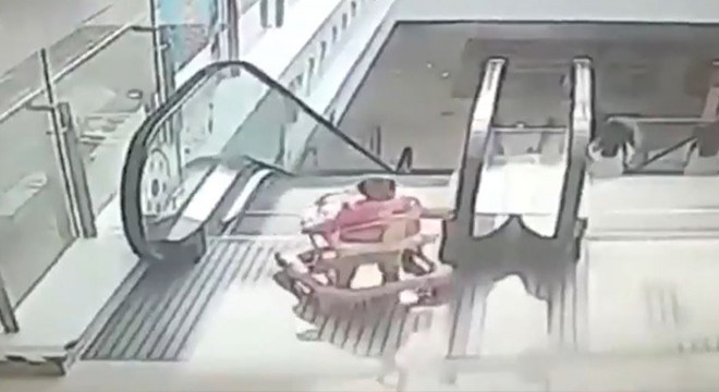 Yürüteçteki bebek yürüyen merdivenden aşağı yuvarlandı