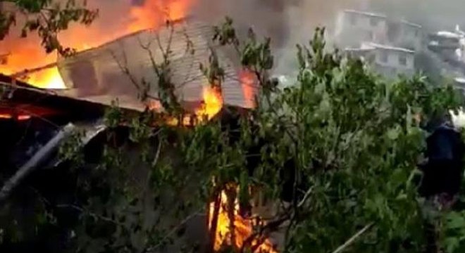 Yusufeli nde 2 katlı ev yandı