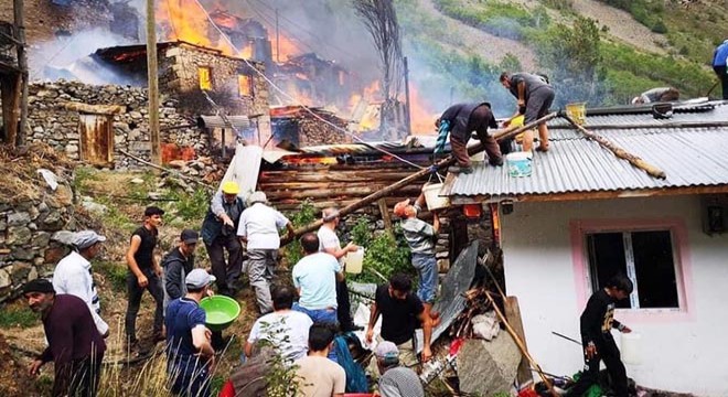 Yusufeli nde yanan 33 evden geri enkaz kaldı