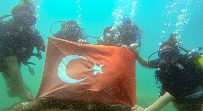 Zafer Bayramı nı Antalya da su altında bayrak açarak kutladılar