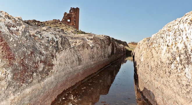 Zerzevan kalesinde yapılan su kanalı gizemini koruyor