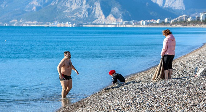 Zirai don uyarısı yapılan Antalya da tatilciler denize girdi