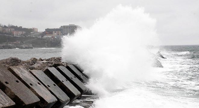Zonguldak ta dalgaların boyu 7 metreyi aştı