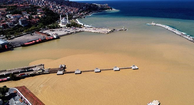 Zonguldak ta deniz çamur rengine döndü