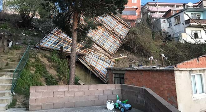 Zonguldak ta şiddetli rüzgar çatıları uçurdu